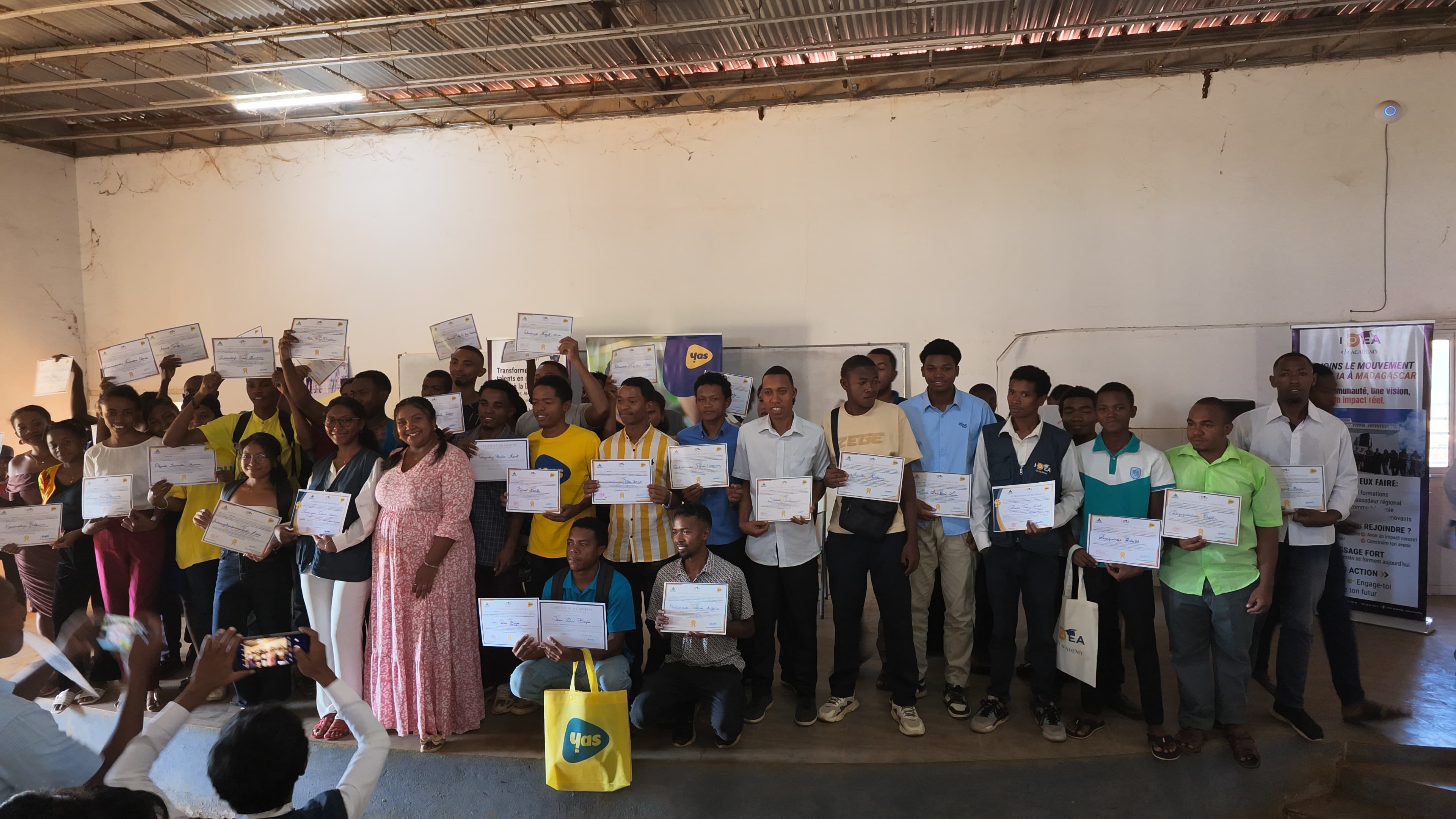 Promotion de participants tenant leurs attestations avec l’équipe Idea Academy