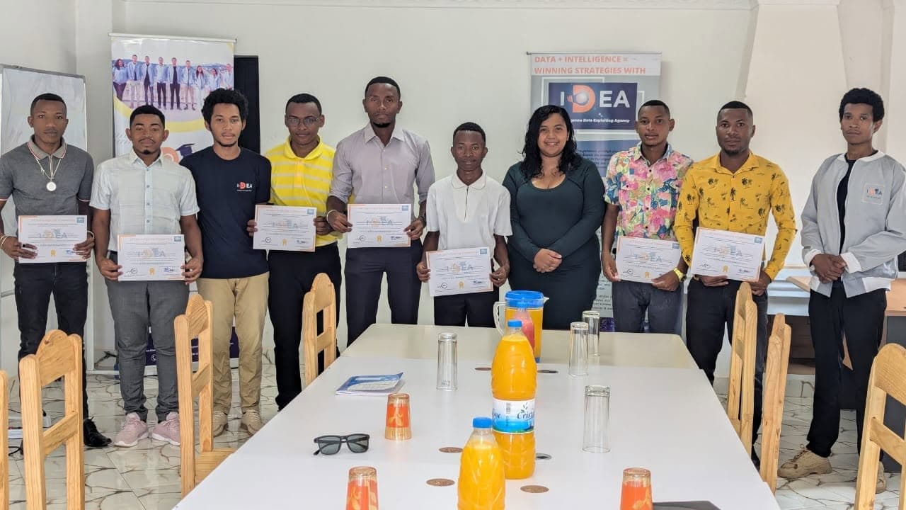 Participants présentant leurs attestations aux côtés de l’équipe Idea Academy