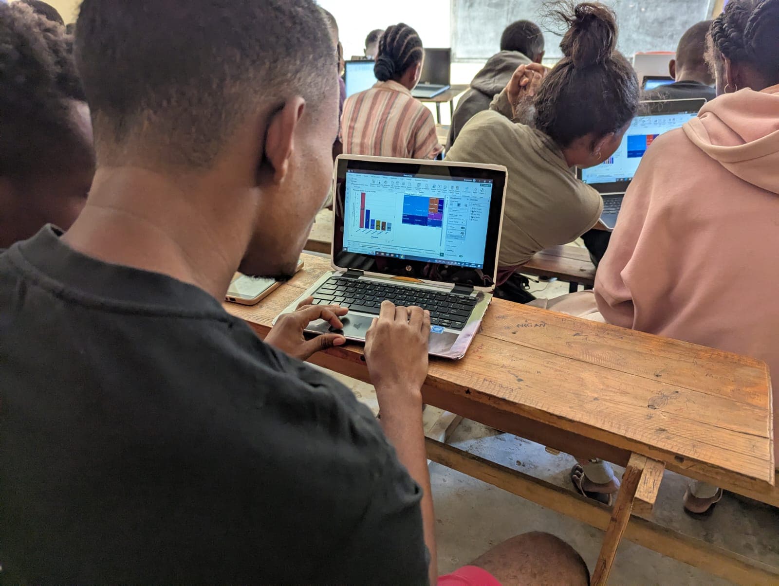Participant réalisant un exercice pratique sur ordinateur pendant la formation