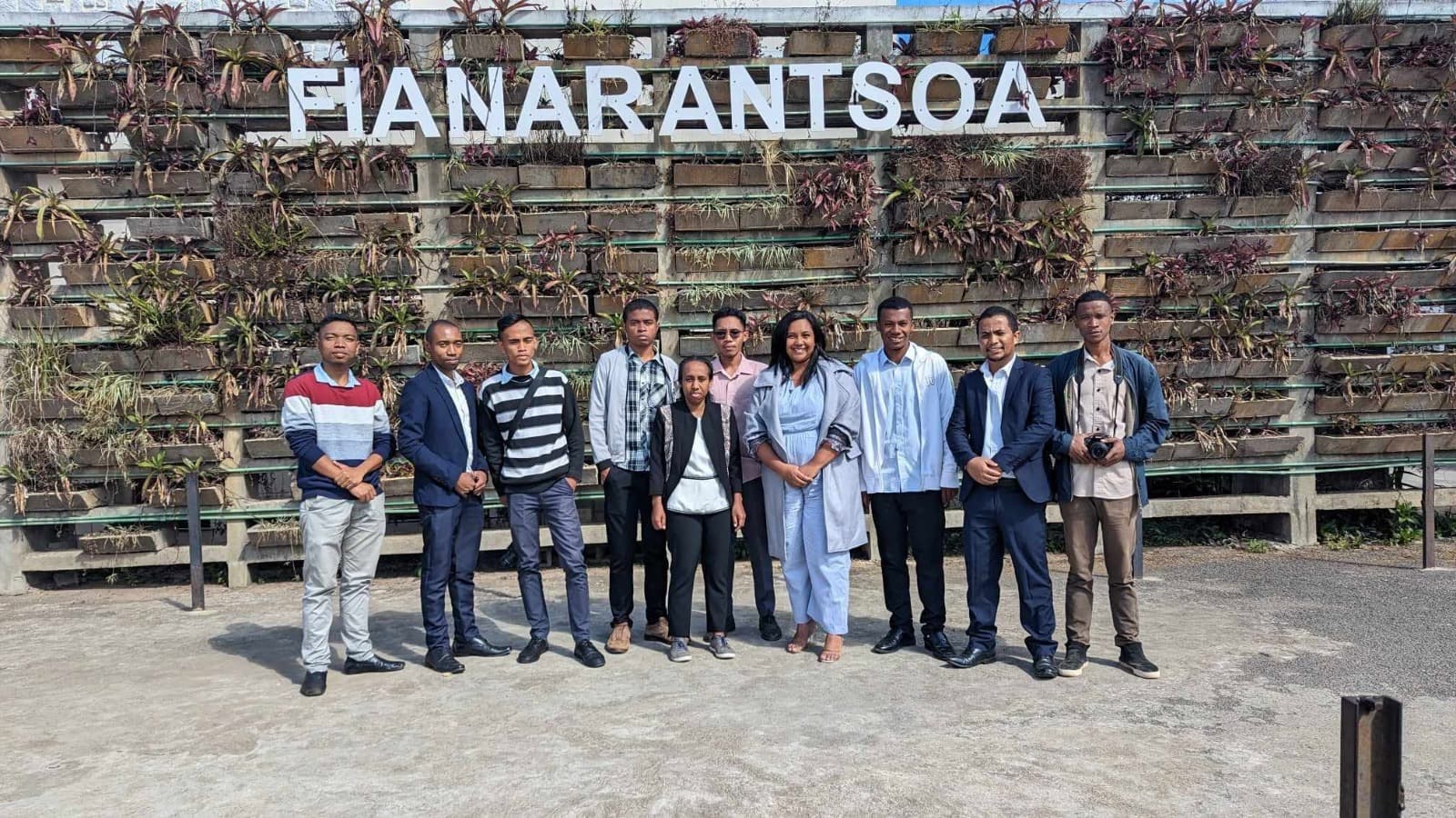 Équipe Idea Academy et partenaires réunis devant le panneau Fianarantsoa