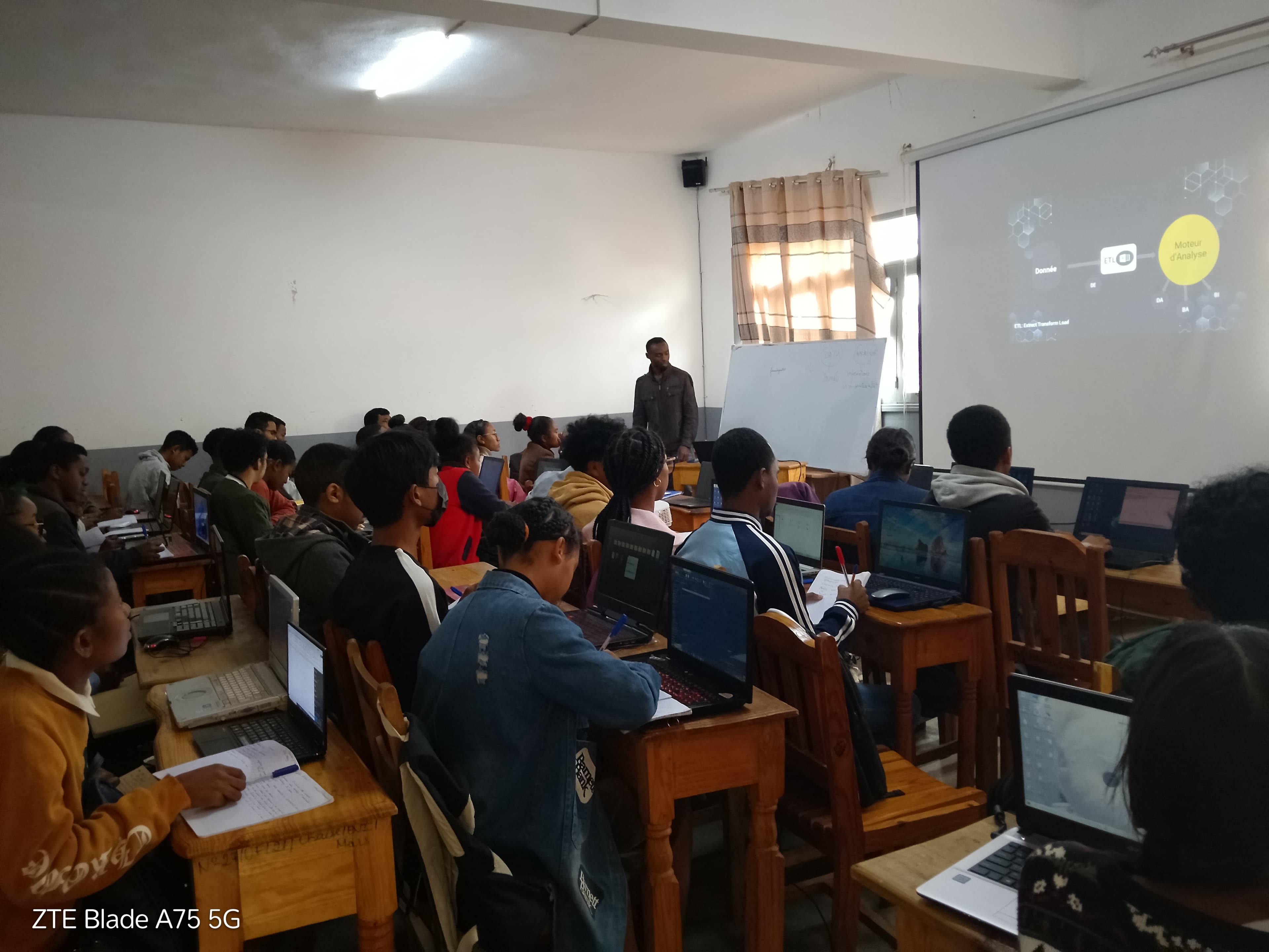 Participants suivant une formation data et IA sur ordinateur à Fianarantsoa
