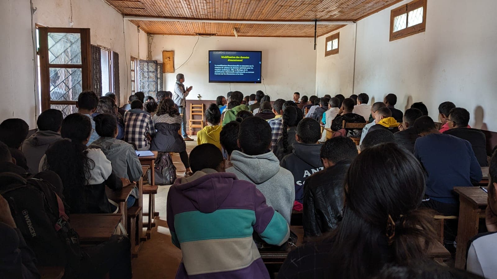 Présentation de l’équipe Idea Academy devant une salle d’étudiants