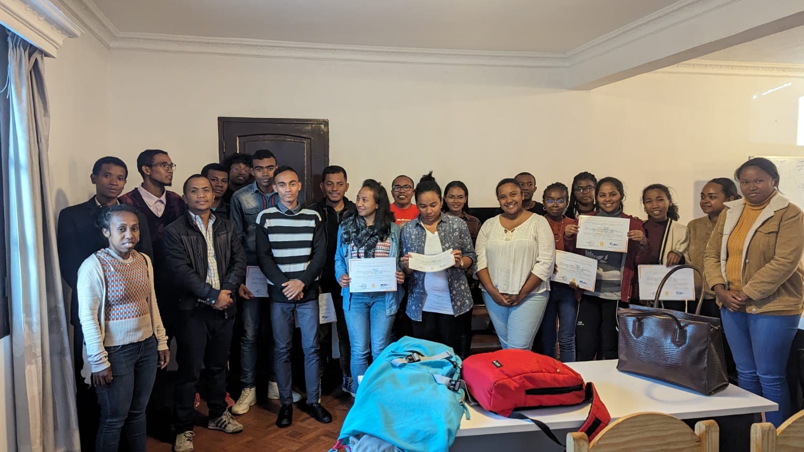 Groupe de participants réunis après la remise de leurs attestations