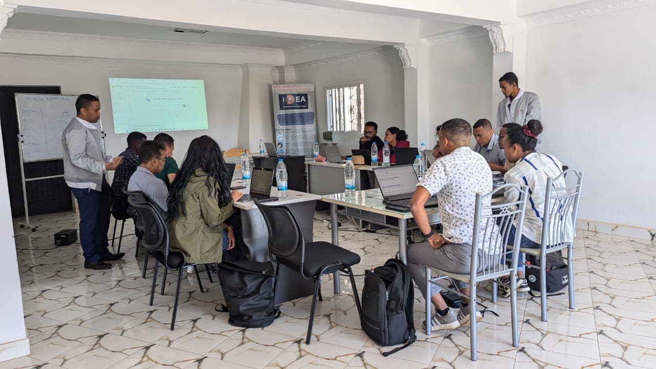 Atelier du Cabinet IDEA avec des participants travaillant sur ordinateur